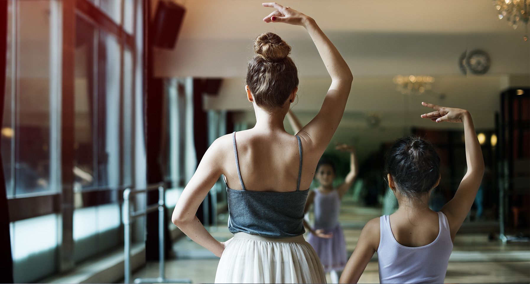 Zwei Mädchen die Ballett vor dem Spiegel üben