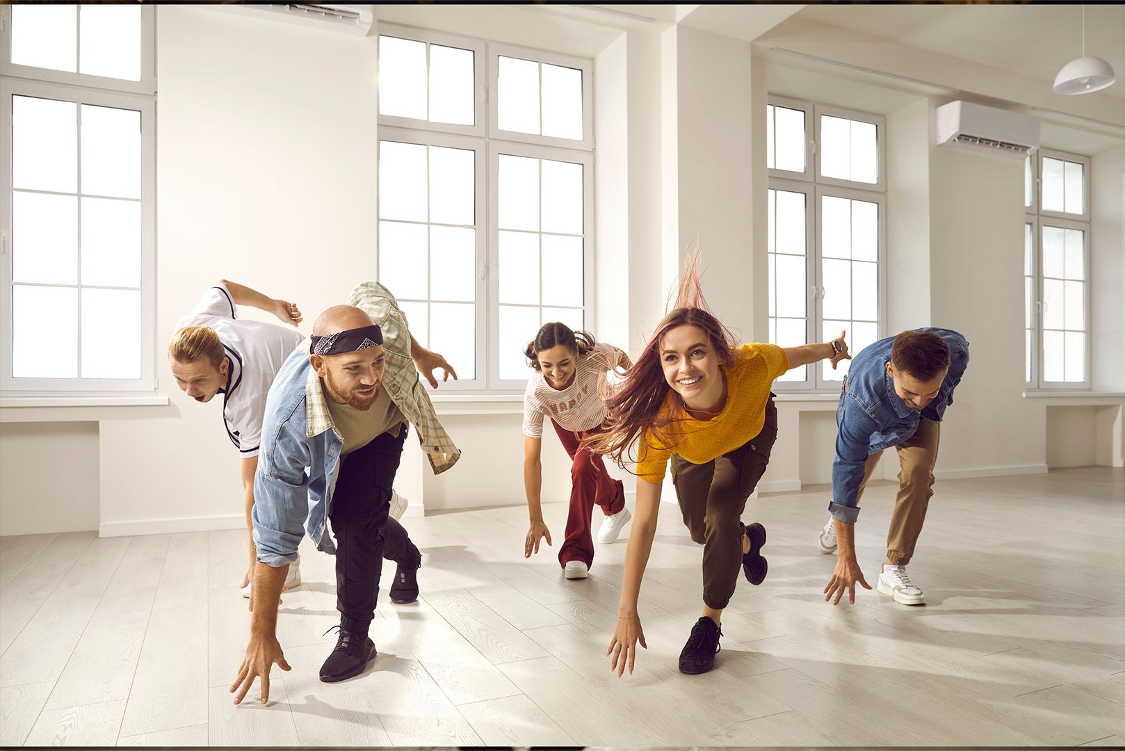 Erwachsene, die Spaß an einer Choreografie haben
