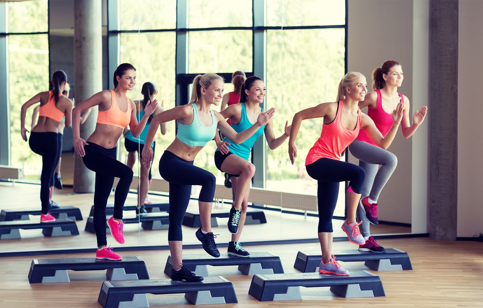 Frauen beim Step-Aerobic