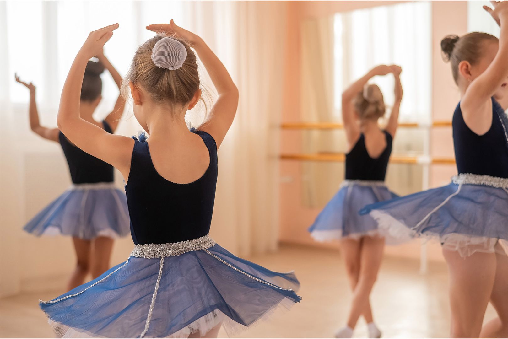 Kleine Mädchen beim Ballett tanzen